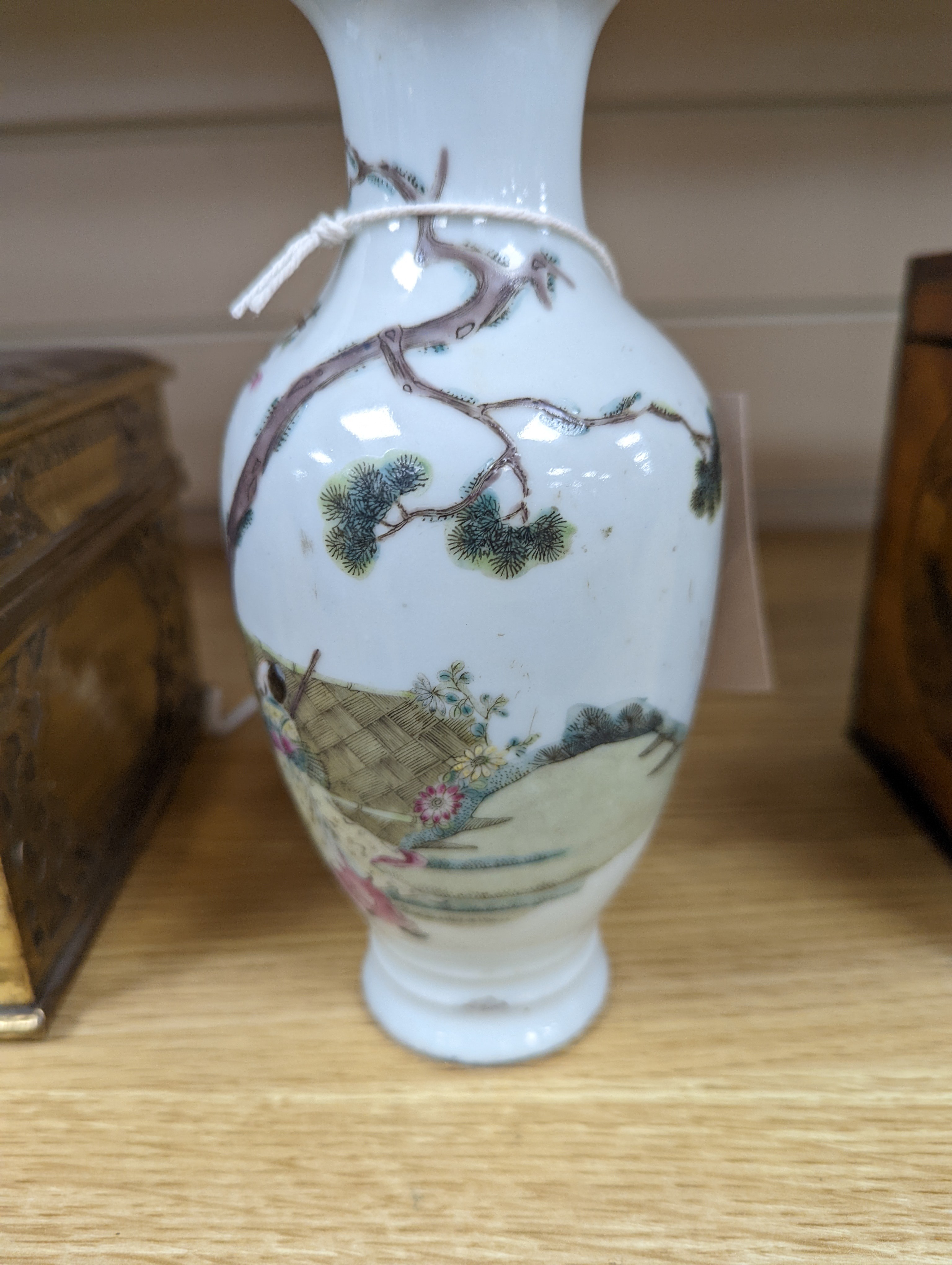 A Chinese famille rose vase, late Qing/ Republic, 20cm
